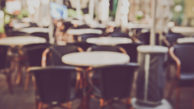 В Алматы объектам общепита разрешили возобновить работу в летниках