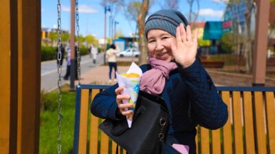 "Баурсак объединяет": волонтёры раздали угощения в честь праздника прохожим в Астане