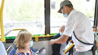 "Как нас увидят – быстро подправляют маски". В автобусах Нур-Султана проверяют соблюдение масочного режима