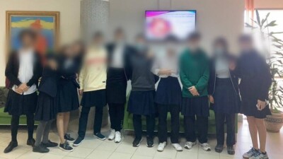 "У одежды нет гендера". Ученики НИШ после суицида восьмиклассника пришли в школу в юбках