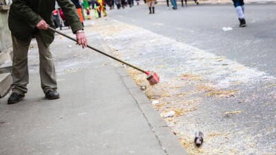 Опрос Informburo: 52% респондентов считают, что привлекать учителей к участию в субботниках нельзя