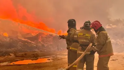 Крупный пожар в Астане: загоревшийся мусор тушат в районе Байконур