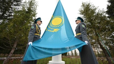 Токаев принял участие в церемонии поднятия государственного флага