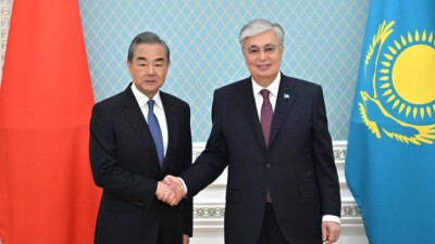 "Делаем всё возможное". Токаев встретился с министром иностранных дел КНР