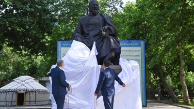 Токаев принял участие в открытии памятника Абаю Кунанбаеву в Бишкеке