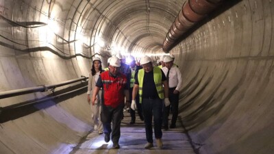 "Процесс затягивается". Мажилисмены посетили строящуюся станцию метро в Алматы