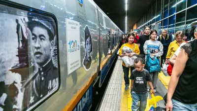 Два тематических поезда, оформленные ко Дню Победы, отправились с вокзалов Астаны