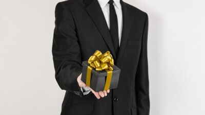 245 подарков сдали чиновники в пользу государства в 2020 году. Среди них духи, шоколад и IPhone 12 Pro