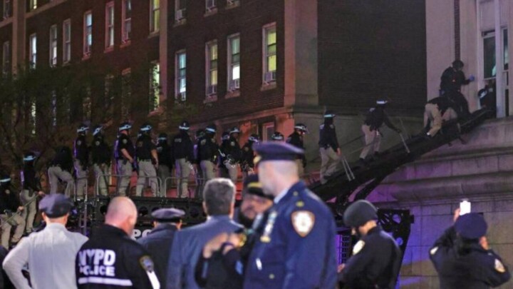 В США полиция штурмовала здание Колумбийского университета, захваченное демонстрантами