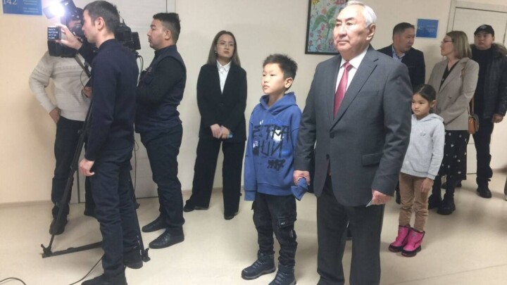 Жигули Дайрабаев первым из кандидатов проголосовал на выборах президента