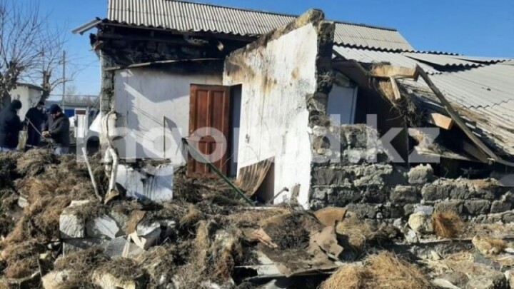 Частный дом обрушился из-за взрыва неизвестного вещества в Актюбинской области