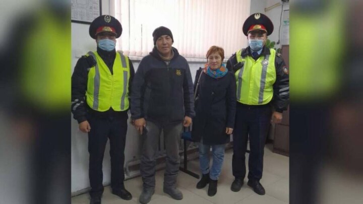 Оставленную в автобусе сумку с 1 млн тенге вернули жительнице Костанайской области полицейские