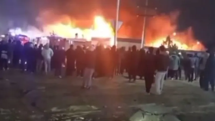 Пожарный пострадал во время тушения огня в торговом центре Жанаозена