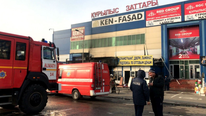 В Алматы загорелся строительный магазин возле ТД "Бакорда"