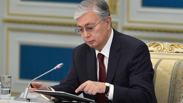 Токаев наградил двух полицейских орденами "Айбын"