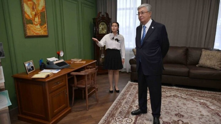 Касым-Жомарт Токаев посетил школу имени Кемеля Токаева в Уштобе