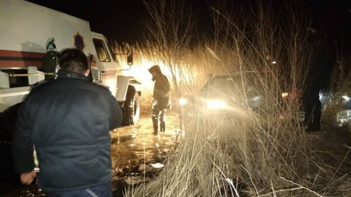Спасатели и полицейские вызволяют людей из снежного плена на казахстанских трассах