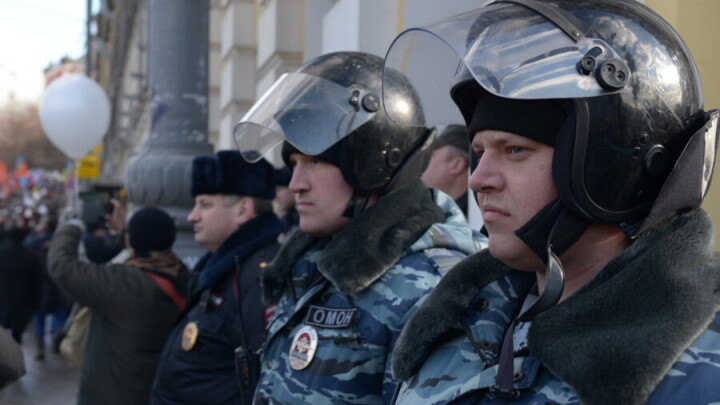 Мирные акции протеста в России: люди выстроились в цепи солидарности и зажгли фонарики