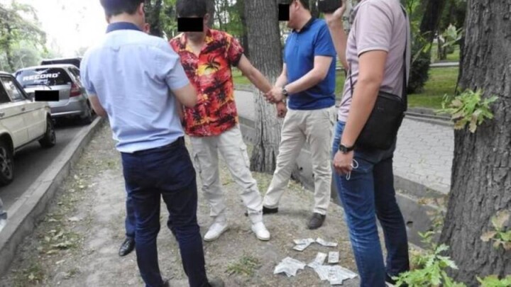 В Кыргызстане задержали двоих мужчин, которые вымогали 1,2 млн долларов от имени брата Садыра Жапарова