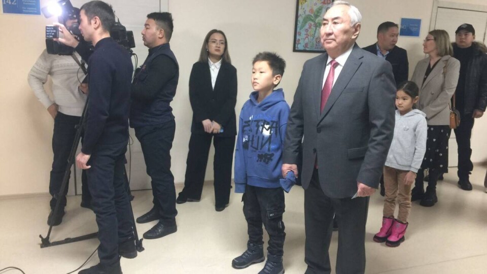 Жигули Дайрабаев первым из кандидатов проголосовал на выборах президента