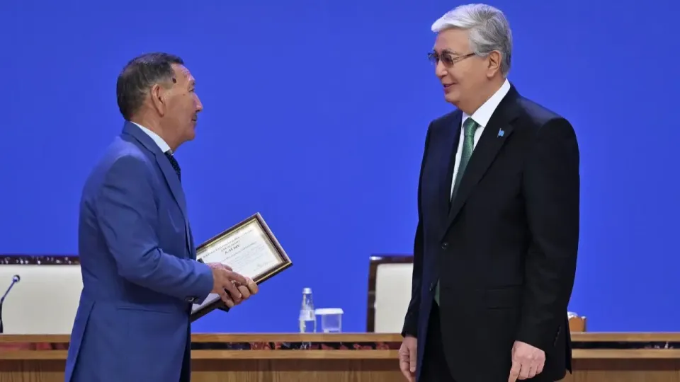 Президент с аксакалом Есенгельди Текебаевым / Фото Акорды