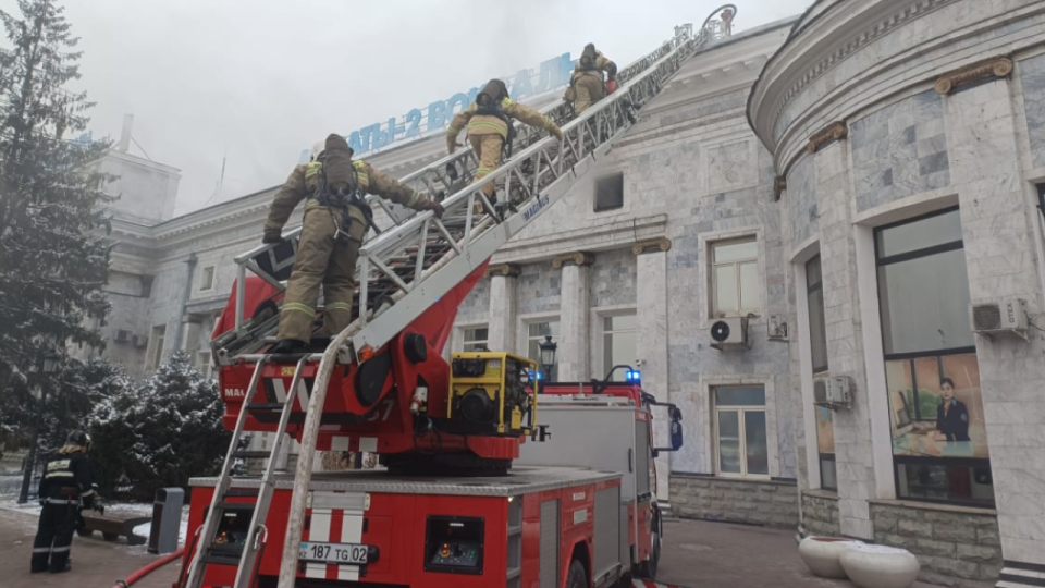 В здании вокзала Алматы-2 загорелась кровля