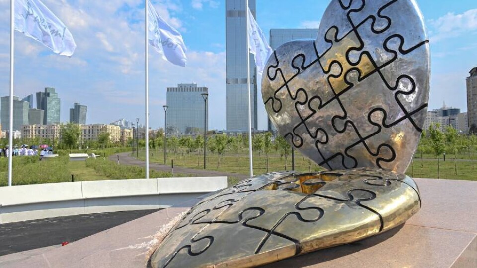 "Это дань уважения". Токаев открыл в Нур-Султане мемориал медикам, борющимся с Covid-19