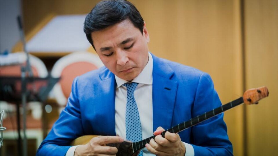 Алтай Кульгинов сыграл на домбре и призвал жителей Нур-Султана поучаствовать в челлендже