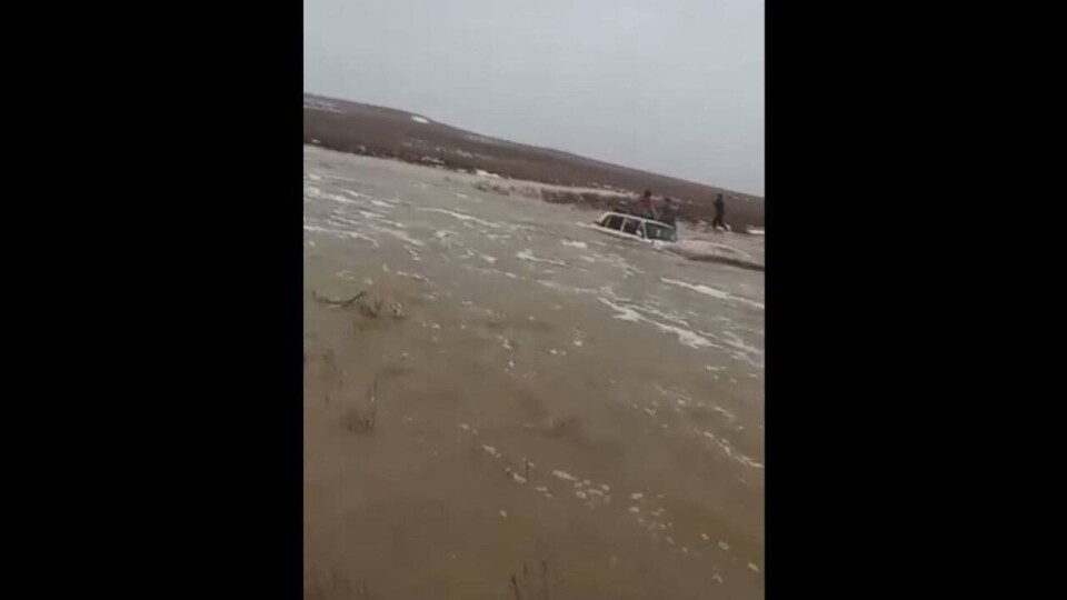 Людей, которых уносило потоком паводковых вод в Туркестанской области, спас сельский аким