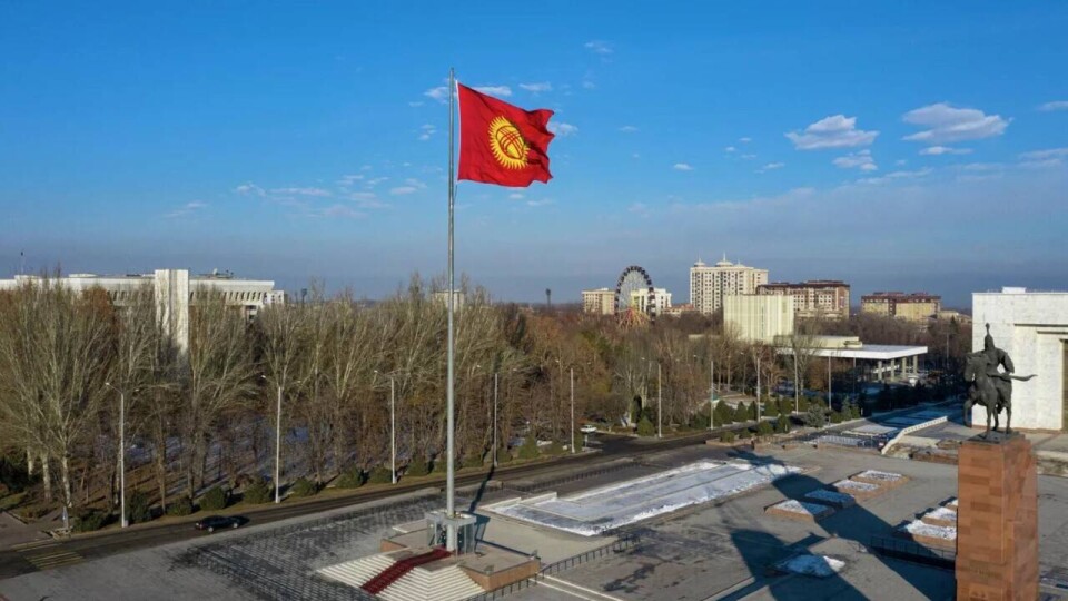 В Бишкеке на главной площади подняли обновлённый флаг Кыргызстана