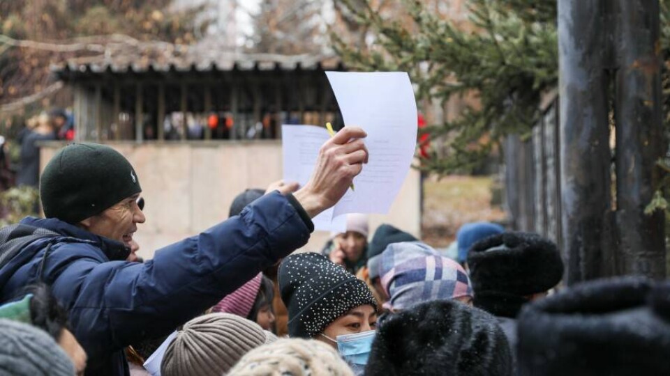 Требующие списания кредитов люди попытались прорваться в здание АРРФР в Алматы