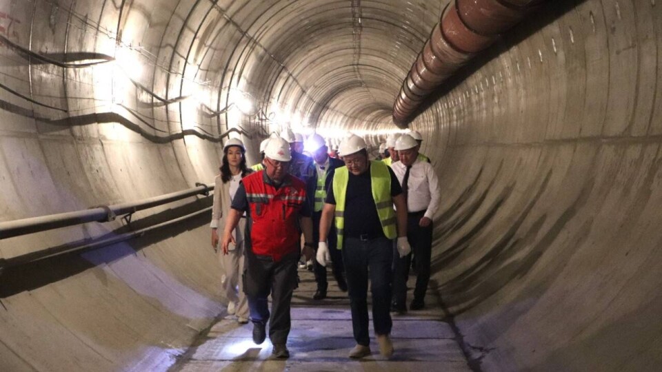 "Процесс затягивается". Мажилисмены посетили строящуюся станцию метро в Алматы
