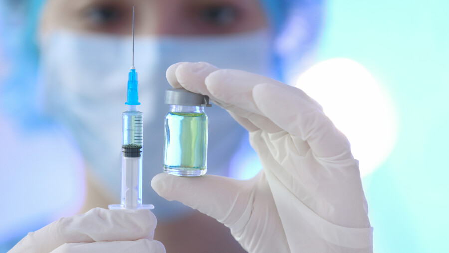 В Австрии прекратили использовать одну партию вакцины AstraZeneca из-за смерти женщины после прививки