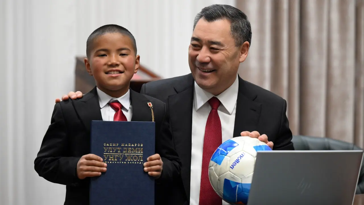 Шёл в школу сквозь метровые сугробы: президент Кыргызстана принял мальчика, ставшего героем популярного видео