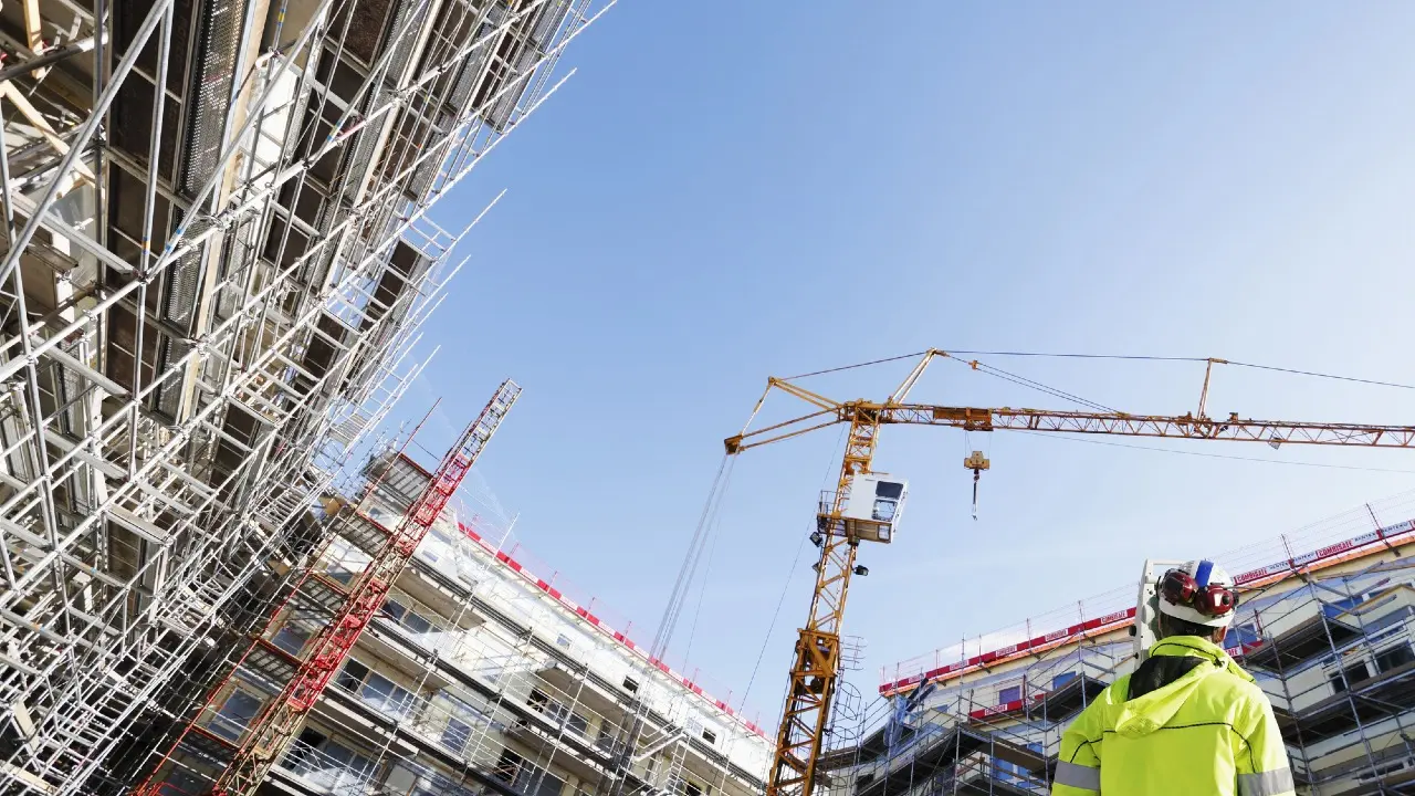 Строительный кран загорелся в Астане