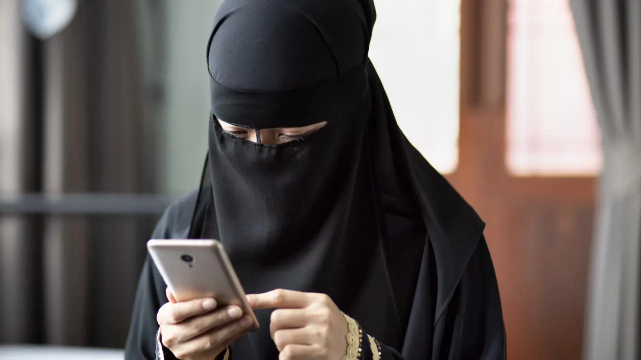 "Это не ограничение убеждений". В ДУМК высказались о запрете на закрывающую лицо одежду