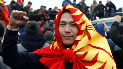 Референдум по определению формы правления в Кыргызстане состоялся, явка избирателей составила 33%
