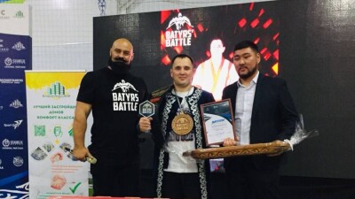 Силачи из Акмолинской области повторили легендарное выступление Кажымукана Мунайтпасова