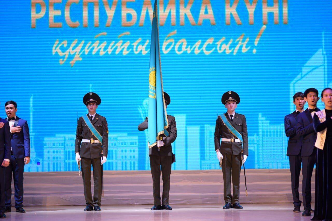 В казахстане 25 часов. День Республики Казахстан 25 октября. С днем Республики. С днем.Республики , казахстанцы. День Республики Казахстан в 2022.