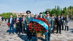 Жители Атырау возложили цветы к Вечному огню в День Победы