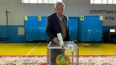 Председатель Союза писателей Казахстана Мереке Кулкенов принял участие в референдуме в Алматы