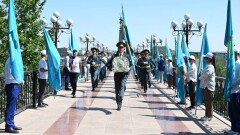 Шымкентте мемлекеттік рәміздер күнінде көк туды әуелеткен авто және велошеру өтті