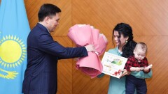 Шымкент әкімі мемлекет басшысының атынан пәтер кілттерін табыстады