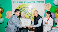Аким области поздравил семью, где родился 20-миллионный житель Казахстана