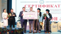 Сертификат на 34 млн тенге вручили лучшей школе, а 100 выпускников получили гранты акима области