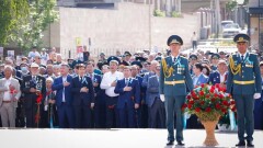 Шымкентте мәңгілік алауға гүл шоқтары қойылды