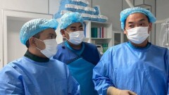 Шымкентте сирек кездесетін дертке шалдыққан науқасқа наркозсыз ота жасалды