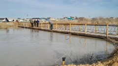 Жители и власти укрепляют дамбы в городе Кулсары Атырауской области