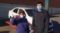 Крупный подарок вручили вакцинированной пенсионерке из Костанайской области