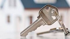 "Жайық мұнай" компаниясы қос қолынан айырылған балаға пәтер кілтін табыстады